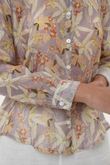 Close-up of the Selva Shirt Crisante Multicolor Cream Base sleeve showing relaxed structure and soft natural fabric finish and the hem highlighting clean stitching and durable garment finishing