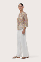 Side profile of the Selva Shirt Crisante Multicolor Cream Base showing its cut and natural movement.