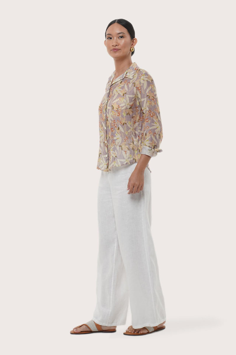 Side profile of the Selva Shirt Crisante Multicolor Cream Base showing its cut and natural movement.