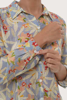 Close-up of the Selva Shirt Crisante Multicolor Light Blue Base showing relaxed structure and soft natural fabric finish