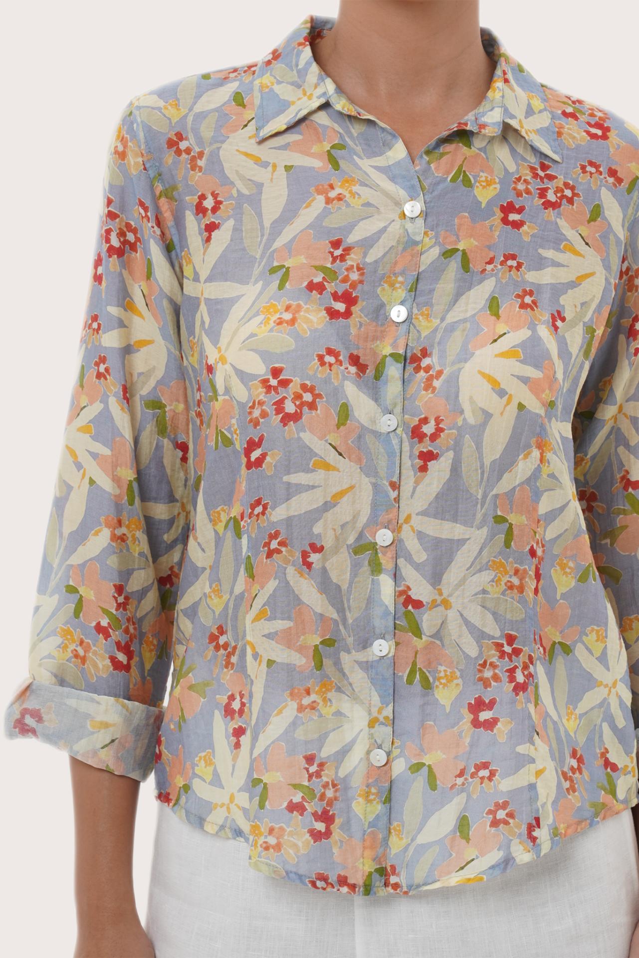 Front view details of the Selva Shirt Crisante Multicolor Light Blue Base showcasing its silhouette and relaxed fit.