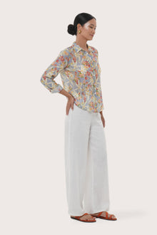 Side profile of the Selva Shirt Crisante Multicolor Light Blue Base showing its cut and natural movement.