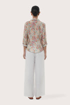 Back view of the Selva Shirt Crisante Multicolor Pastel Green Base highlighting the garment shape and drape.