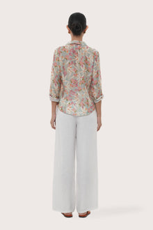 Back view of the Selva Shirt Crisante Multicolor Pastel Green Base highlighting the garment shape and drape.