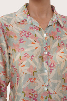 Close-up of the Selva Shirt Crisante Multicolor Pastel Green Base showing relaxed structure and soft natural fabric finish