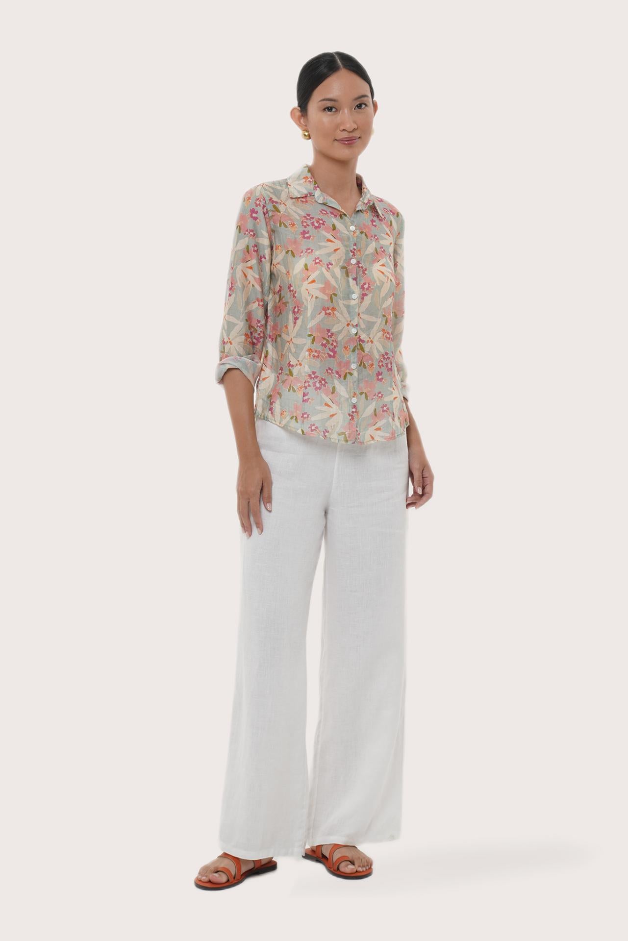 Side profile of the Selva Shirt Crisante Multicolor Pastel Green Base showing its cut and natural movement.