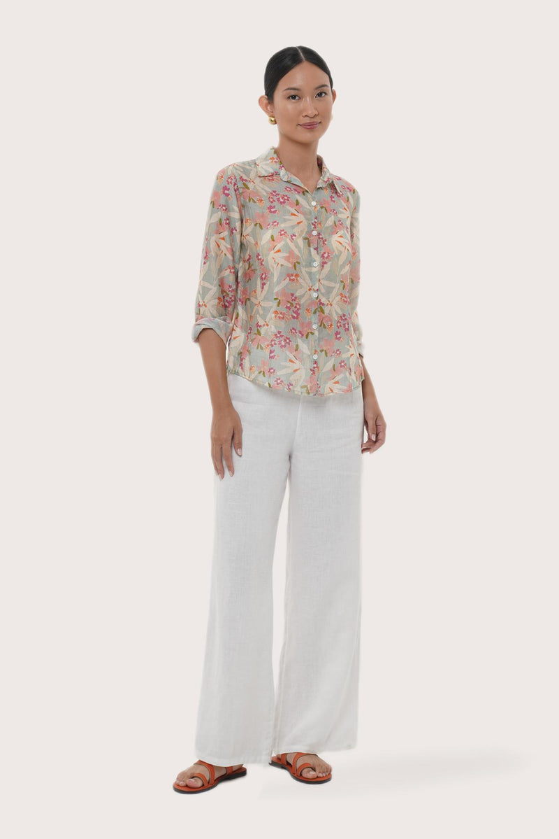 Side profile of the Selva Shirt Crisante Multicolor Pastel Green Base showing its cut and natural movement.