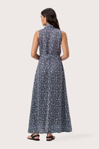 Back view of the Sunniva Maxi Linen Dress Sari Gris highlighting the garment shape and drape