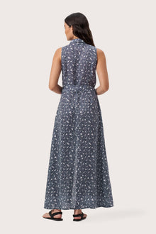 Back view of the Sunniva Maxi Linen Dress Sari Gris highlighting the garment shape and drape