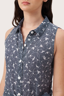 Close up detail of the Sunniva Maxi Linen Dress Sari Gris highlighting craftsmanship and design features