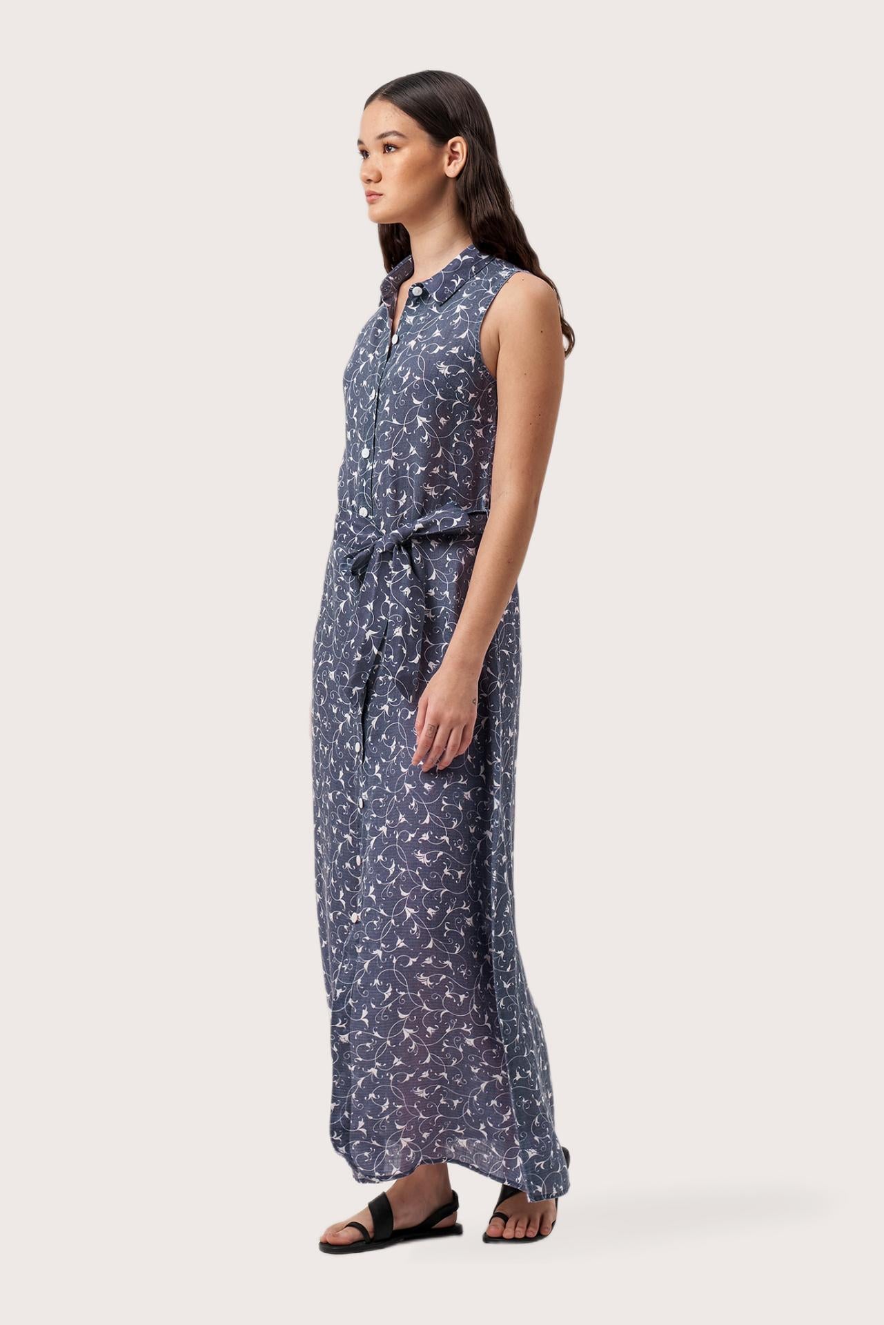 Side profile of the Sunniva Maxi Linen Dress Sari Gris showing its cut and natural movement