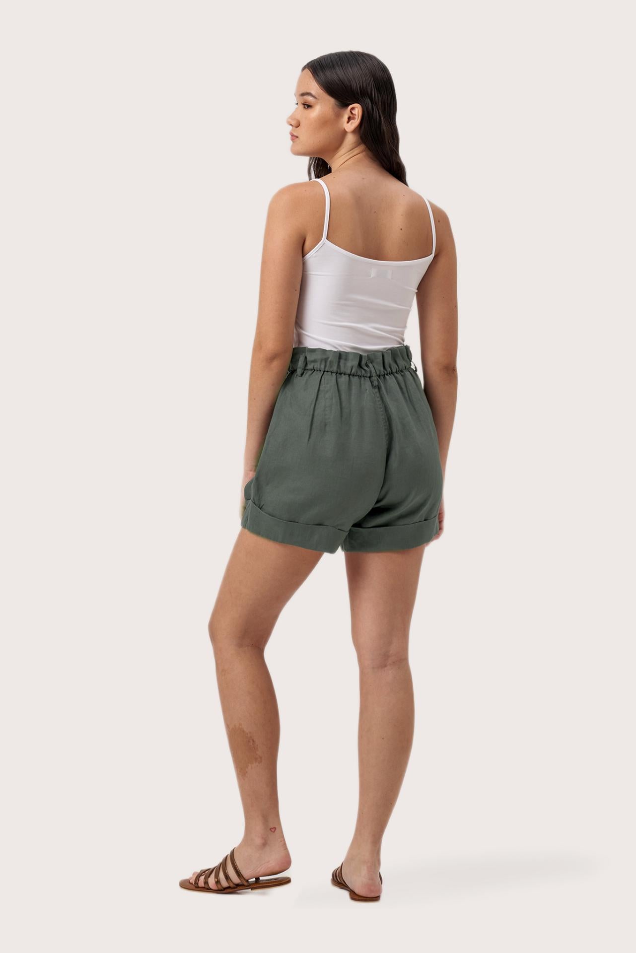 Back view of the Taloo Linen Bermuda Foglie dark Green highlighting the garment shape and drape