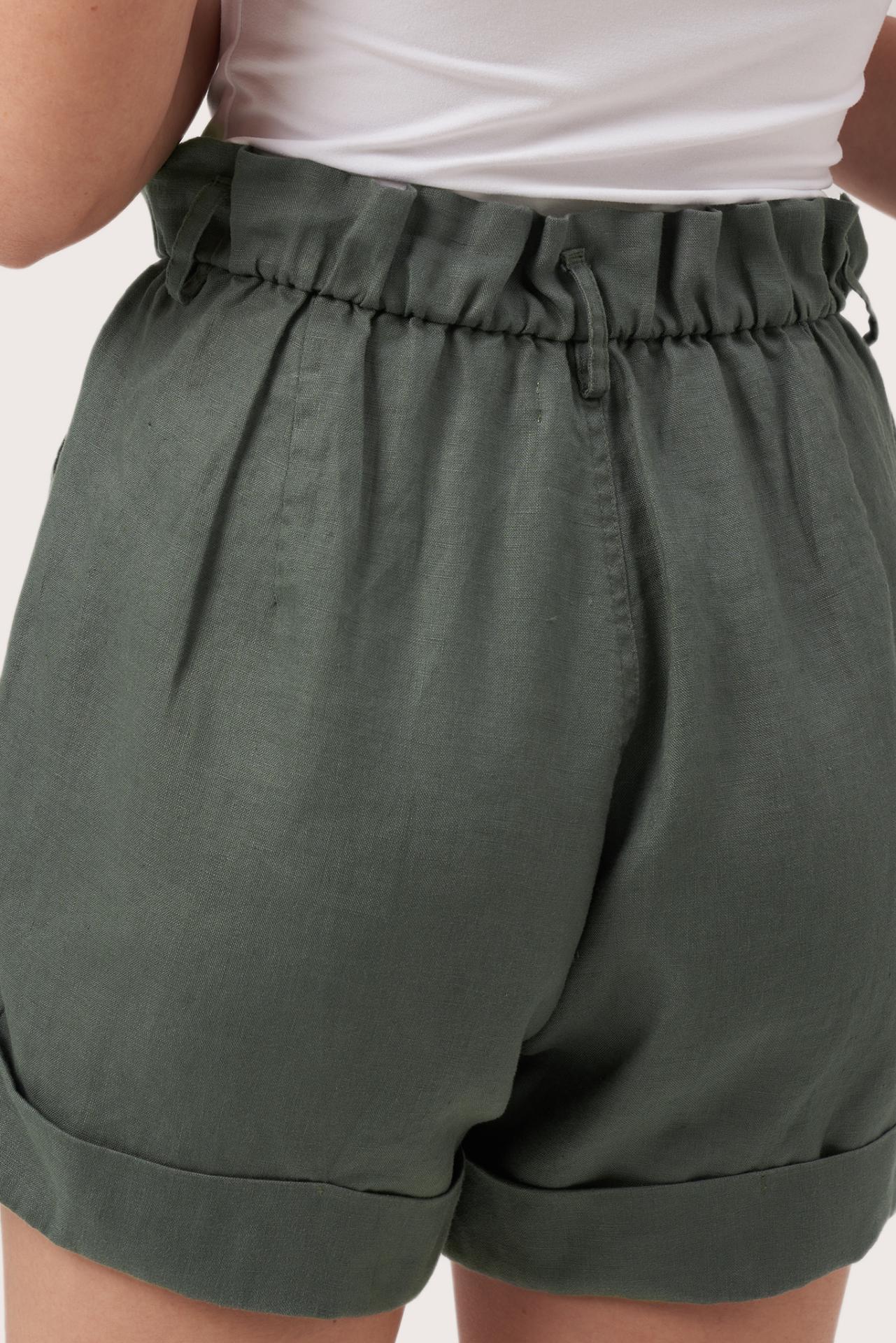 Close up detail of the Taloo Linen Bermuda Foglie Dark Green  highlighting craftsmanship and design features