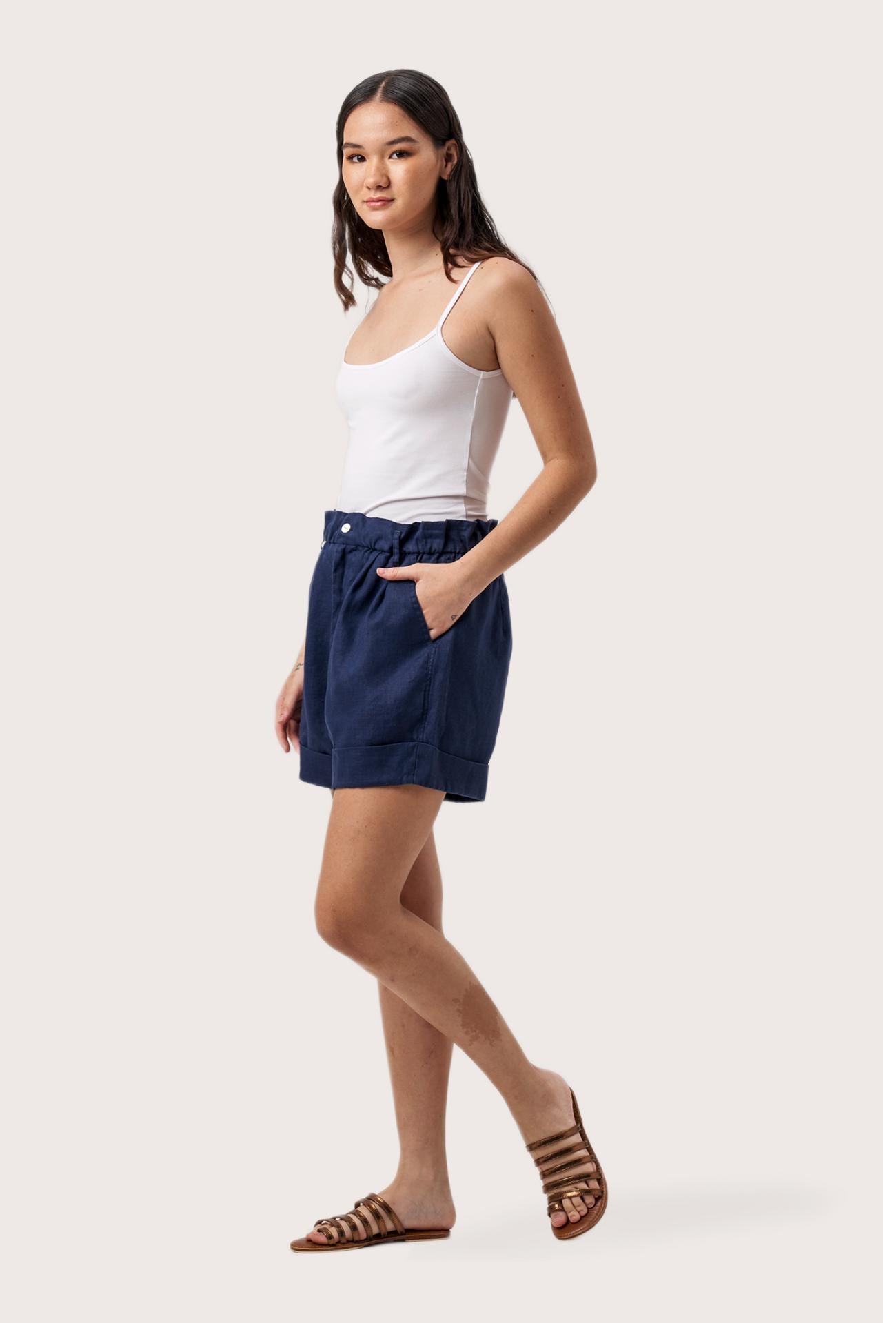Side profile of the Taloo Linen Bermuda La Brisa Navy showing its cut and natural movement