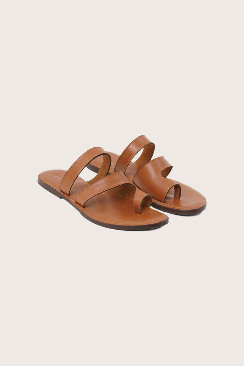 Terra sandal in marrone front view showcasing elegant straps and minimalist resort aesthetic