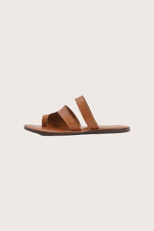 Side profile of Terra sandal in marrone highlighting sleek and modern resort footwear silhouette