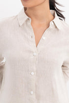 Front detail of the Tifa Linen Shirt Creme showcasing its silhouette and relaxed fit.
