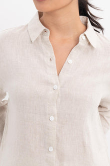 Front detail of the Tifa Linen Shirt Creme showcasing its silhouette and relaxed fit.