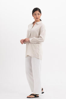 Side profile of the Tifa Linen Shirt Creme showing its cut and natural movement.