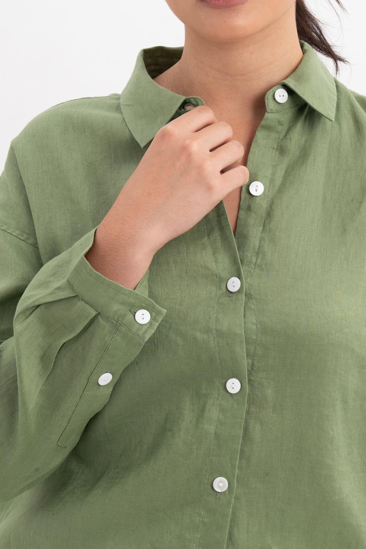 Close up detail of the Tifa Linen Shirt Green highlighting craftsmanship and design features.