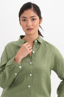 Close up detail of the Tifa Linen Shirt Green highlighting craftsmanship and design features.