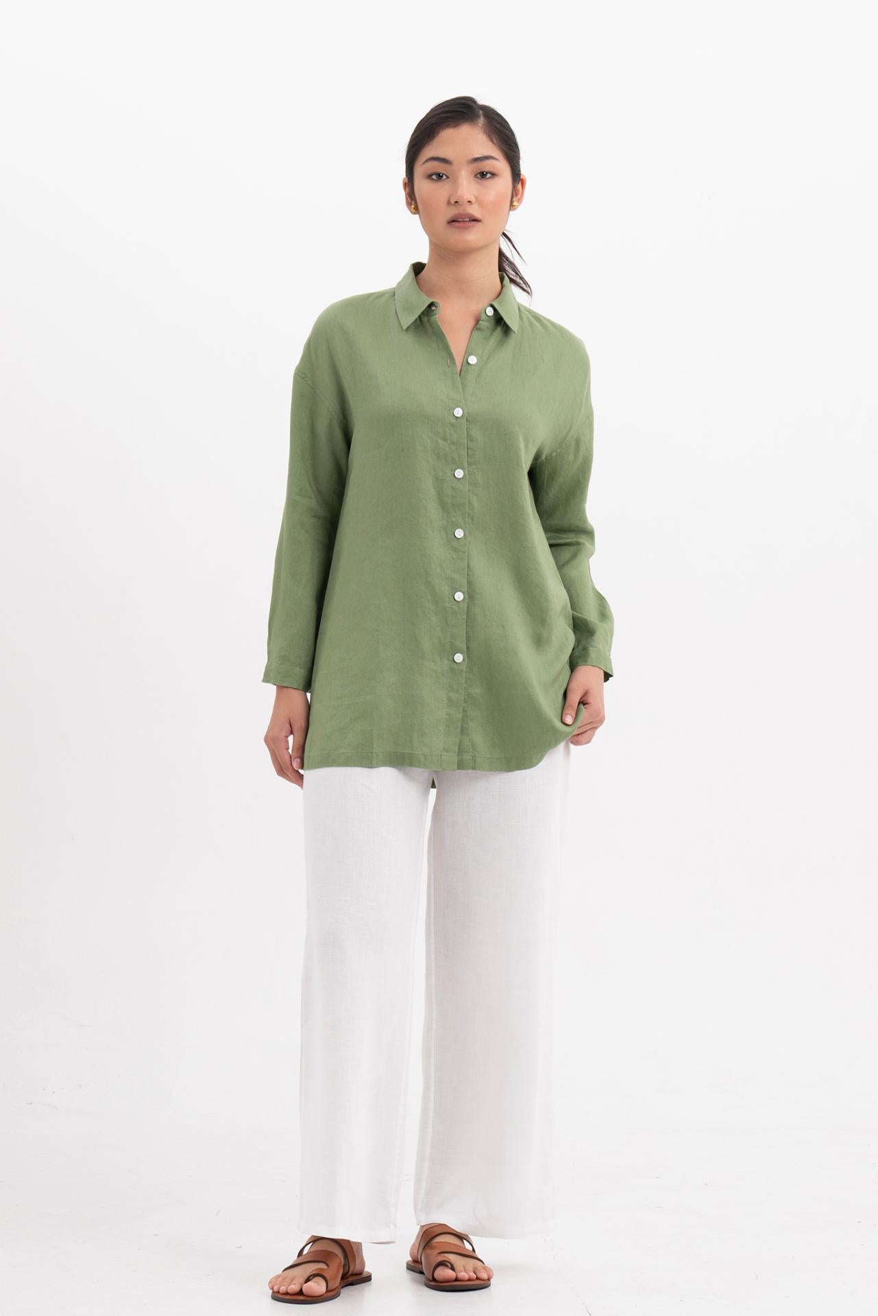 Front view of the Tifa Linen Shirt Green showcasing its silhouette and relaxed fit.