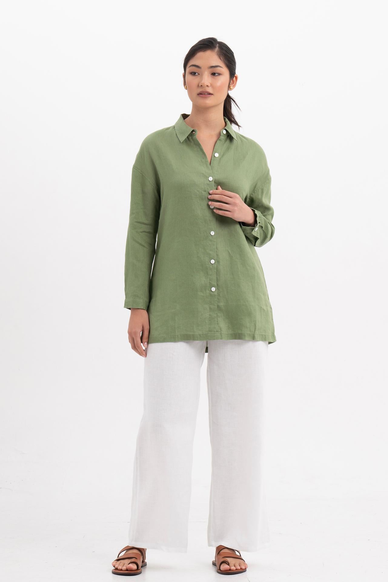 Front view of the Tifa Linen Shirt Green showcasing its silhouette and relaxed fit.