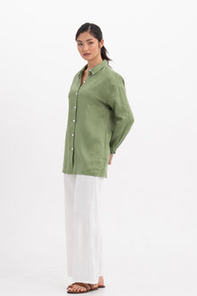 Side profile of the Tifa Linen Shirt Green showing its cut and natural movement.