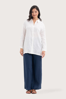 Front view of the Tifa Linen Shirt White showcasing its silhouette and relaxed fit.