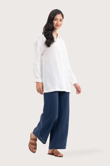 Side profile of the Tifa Linen Shirt White showing its cut and natural movement.