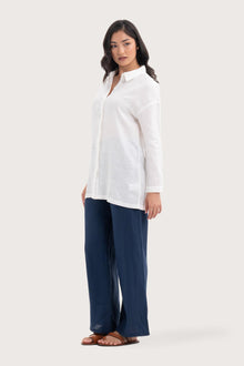 Side profile of the Tifa Linen Shirt White showing its cut and natural movement.